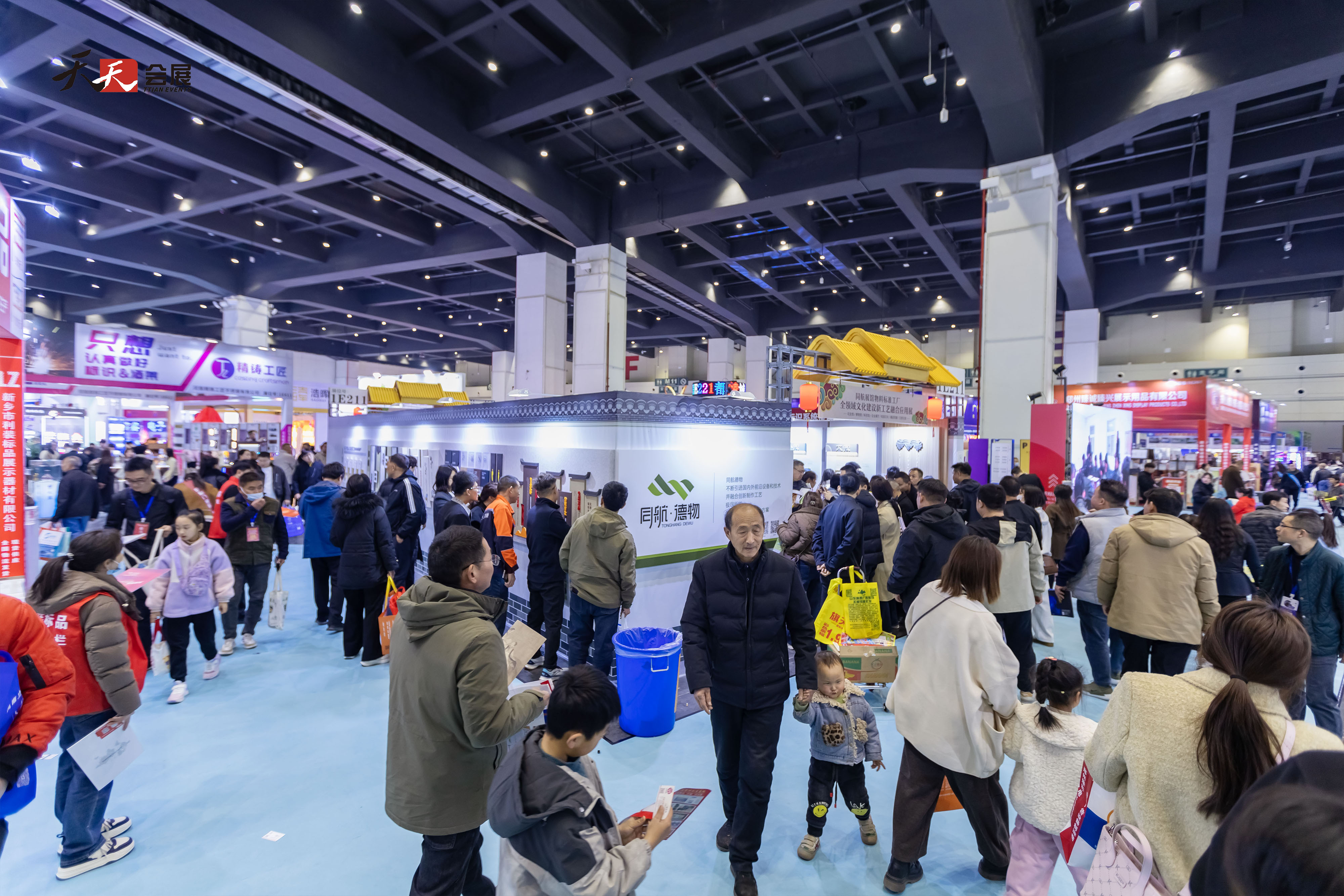 人潮涌動(dòng)，熱鬧非凡|2025春季中原廣告展第二天盛況依舊